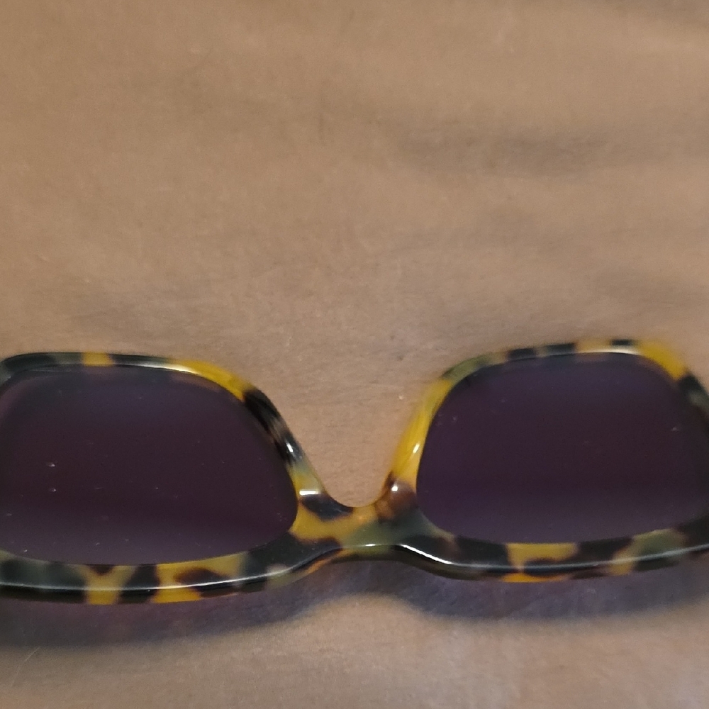 Guess Tortoise Shell Sunglasses - Picture 10 of 10